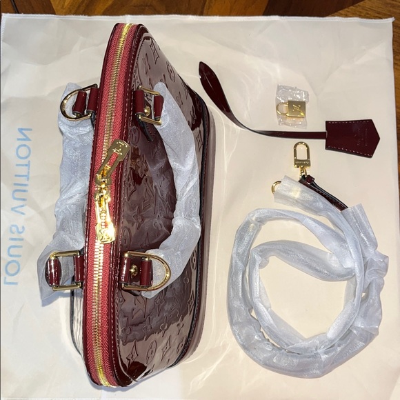 Source Unknown Patent Leather Burgundy Crossbody Satchel Handbag - Picture 7 of 8